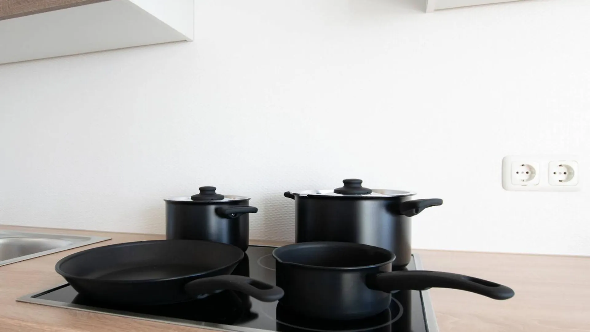 T&K Apartments - Duesseldorf - 3 Room Apartment With Private Parking 7Min Fair And Airport Dus Duitsland